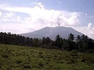 gunung-ibu-erupsi-dan-lontarkan-abu-setinggi-800-meter