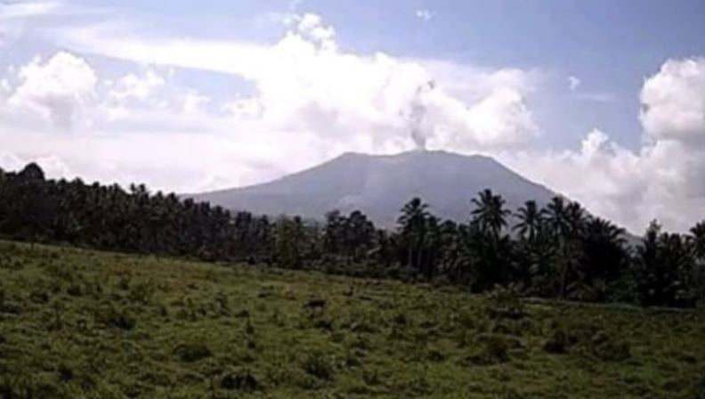 gunung-ibu-erupsi-dan-lontarkan-abu-setinggi-800-meter