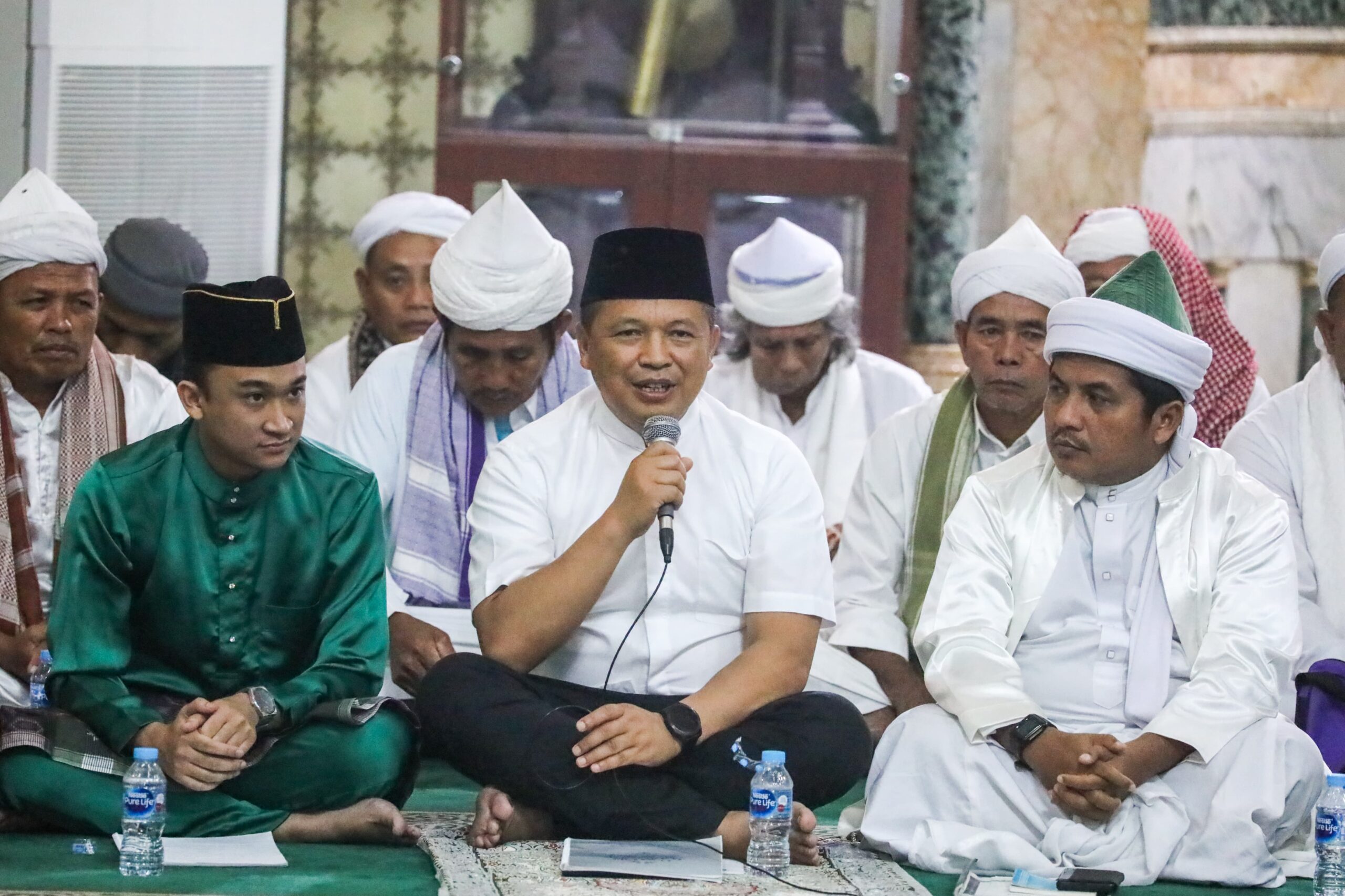 kapolda-sumut-bersama-ratusan-santri-hadiri-pembacaan-yasin-41-ratib-al-hadad