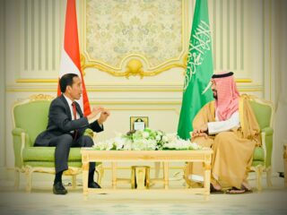 jokowi-dijamu-pangeran-mbs-di-istana-yamamah,-ri-arab-saudi-bentuk-dewan-koordinasi-tertinggi