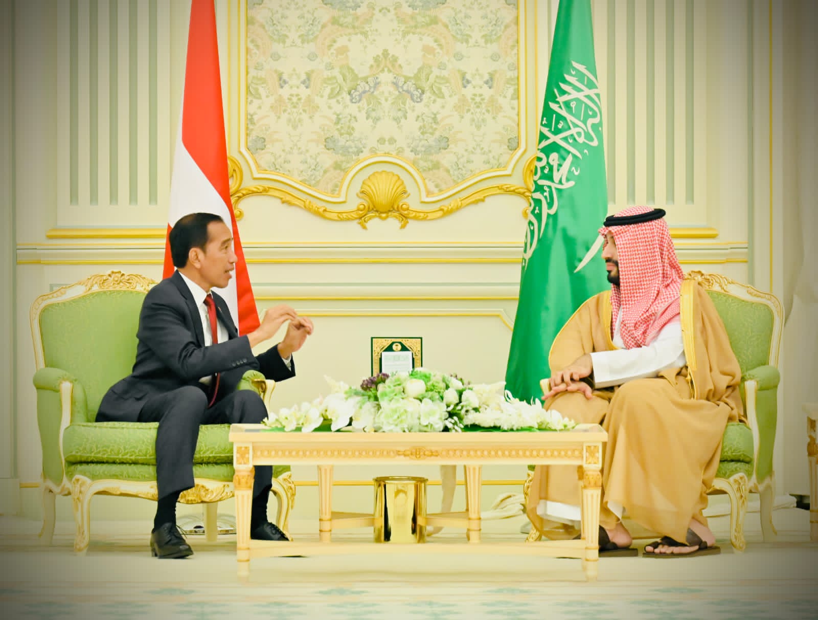 jokowi-dijamu-pangeran-mbs-di-istana-yamamah,-ri-arab-saudi-bentuk-dewan-koordinasi-tertinggi