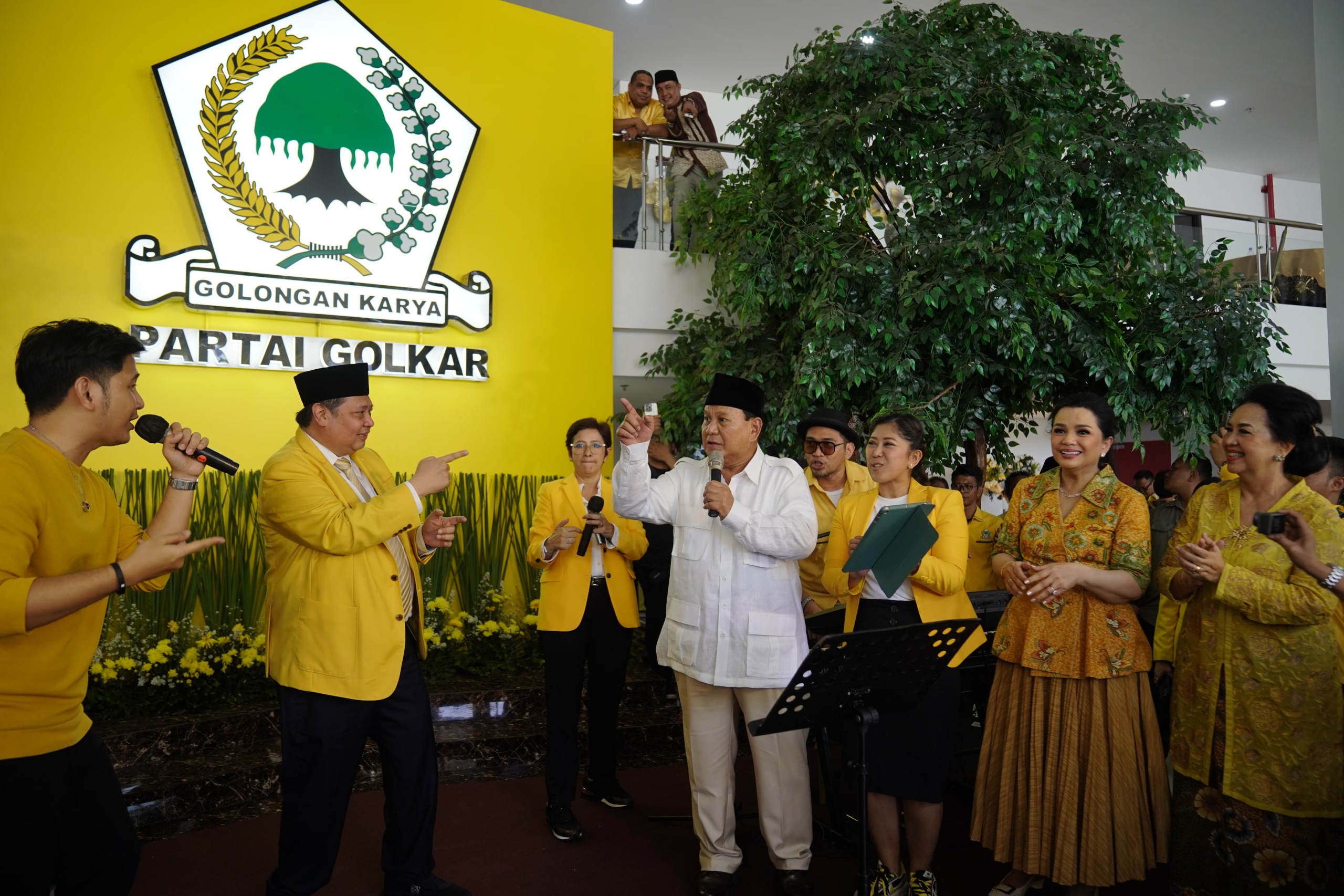 prabowo-joget-dan-nyanyi-lagu-“kamulah-satu-satunya”-bareng-airlangga-dan-nurul-arifin