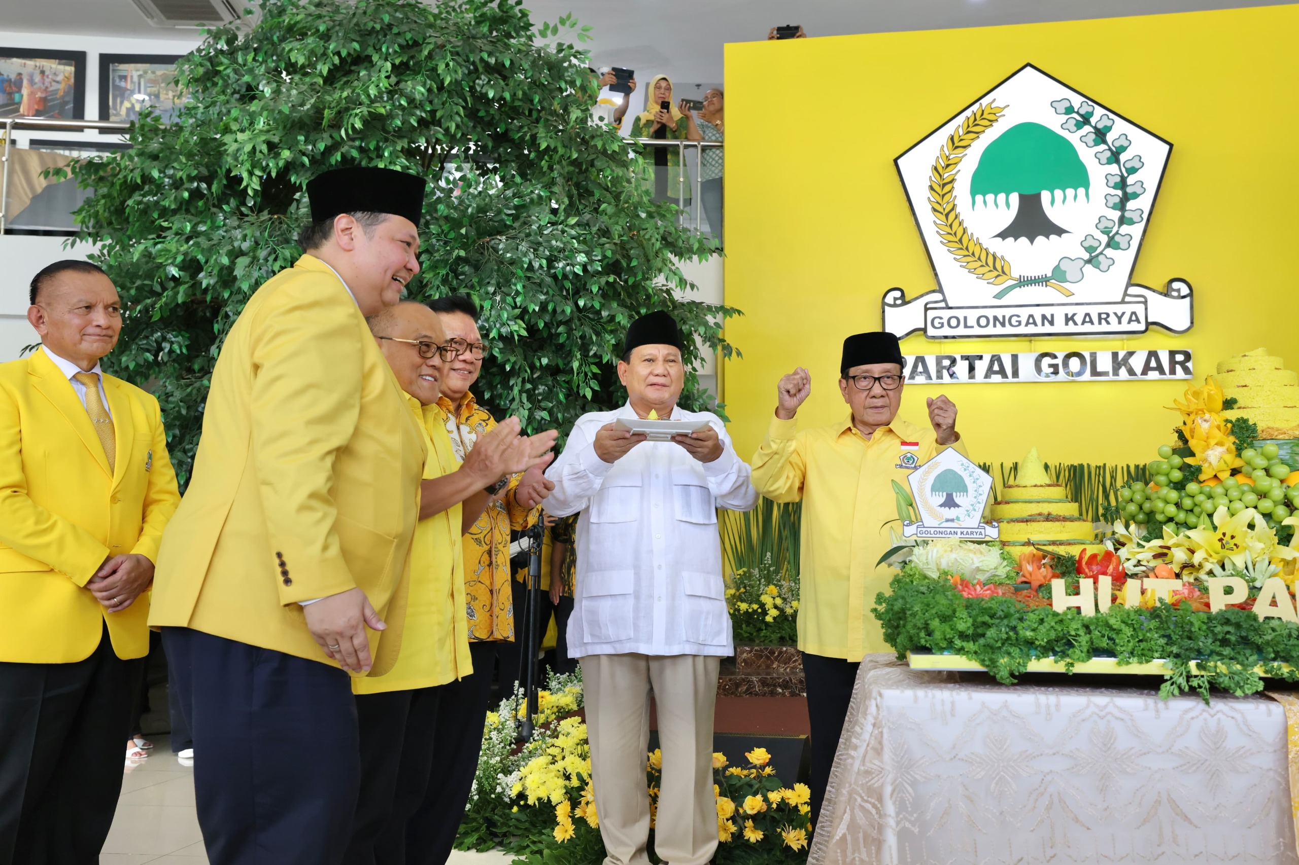 momen-prabowo-diberikan-potongan-tumpeng-pertama-di-tasyakuran-hut-ke-59-golkar