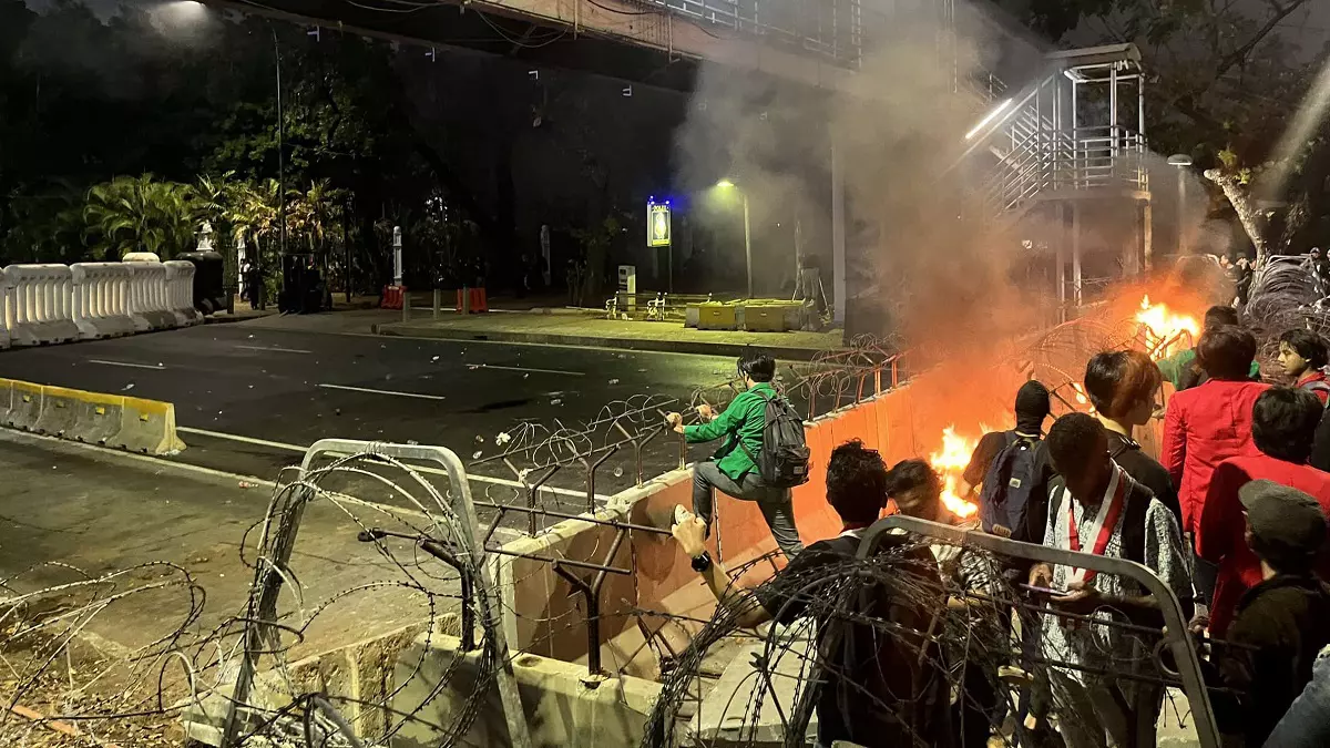 demo-mahasiswa-bem-si-memanas,-bakar-spanduk-di-depan-barikade-polisi