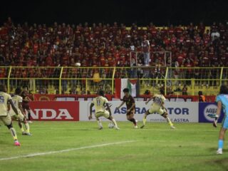 Brace Adilson Silva dan Gol Perdana Ricky Pratama Bawa PSM Makassar Menang Telak 3-0 atas Arema FC