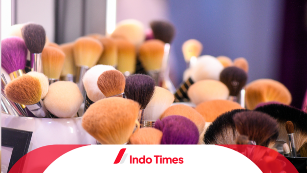 15 Alat-Alat Make Up Wajib Dimiliki Jika Suka Bersolek. Pemula Wajib Tahu!