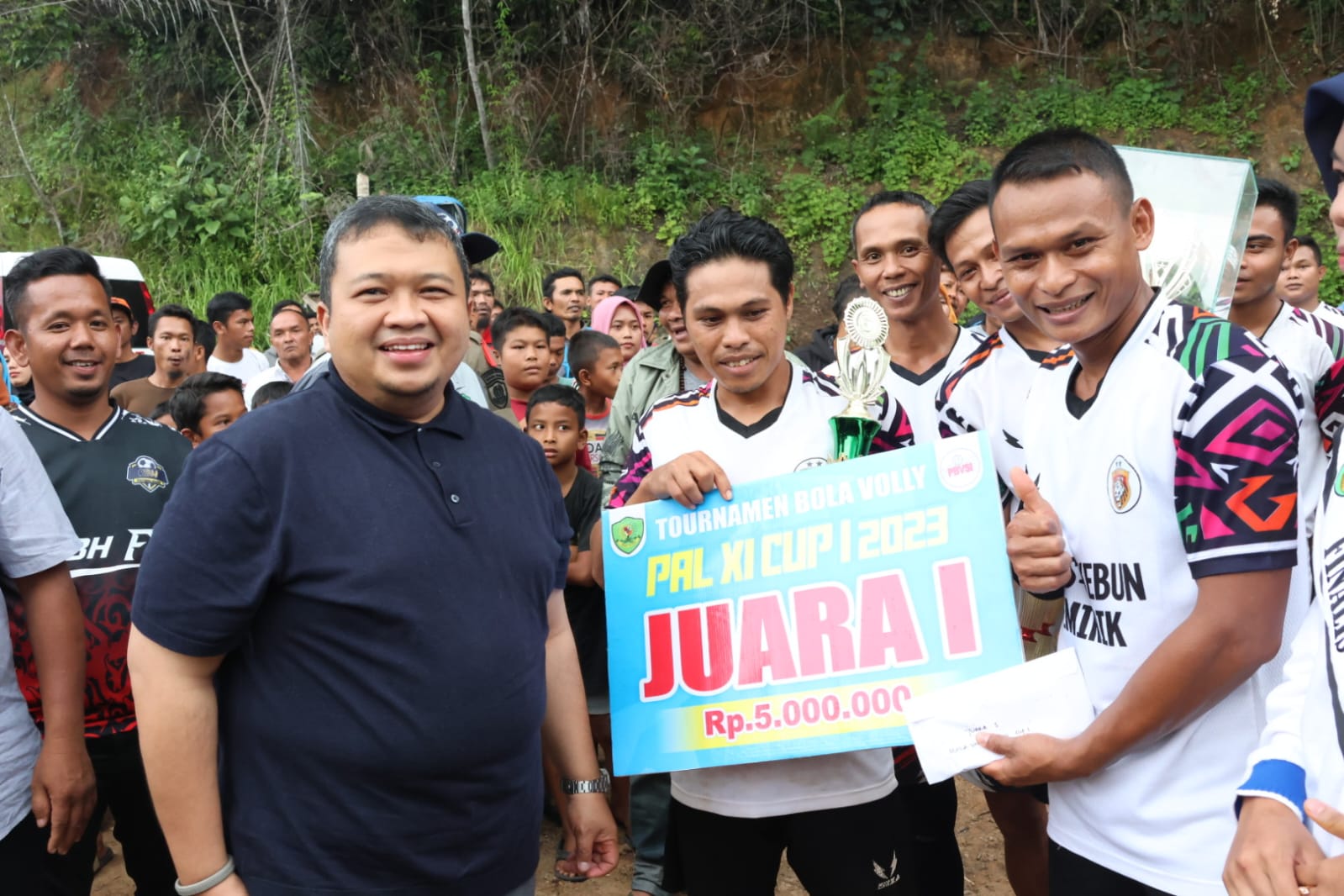 bupati-dolly-pasaribu-hadiri-penutupan-turnamen-final-bola-voli-di-lapangan-desa-palsabolas