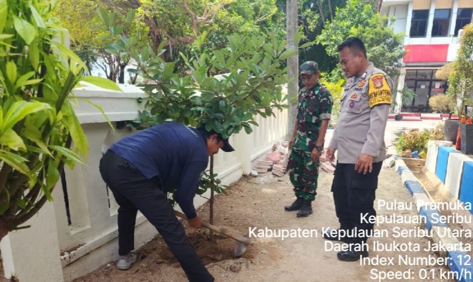 polsek-kepulauan-seribu-utara-dan-warga-bergerak-bersama-tanam-pohon-demi-bersihkan-udara