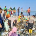 polsek-kepulauan-seribu-selatan-dan-warga-bersihkan-pesisir-pantai-pulau-tidung-dari-sampah