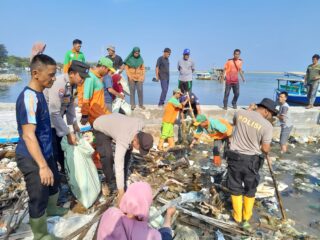 Polsek Kepulauan Seribu Selatan dan Warga Bersihkan Pesisir Pantai Pulau Tidung dari Sampah