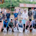 anggota-dprdsu-ahmad-fauzan-lepas-100-ribu-ekor-benih-ikan-di-desa-janji-manahan-paluta