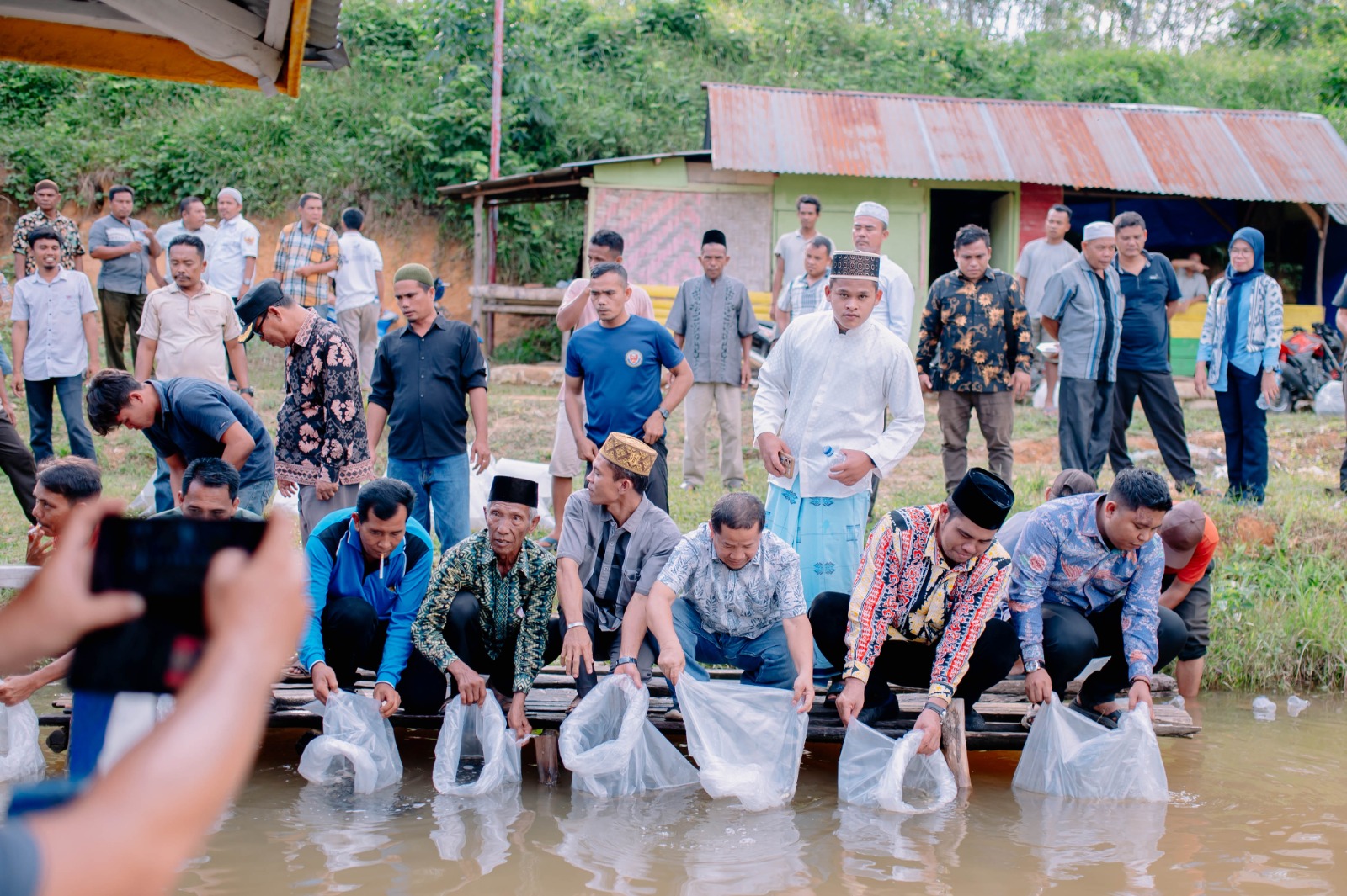 anggota-dprdsu-ahmad-fauzan-lepas-100-ribu-ekor-benih-ikan-di-desa-janji-manahan-paluta