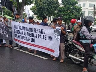 polrestabes-medan-kawal-aksi-demo-massa-bela-palestina-di-konsulat-amerika-serikat