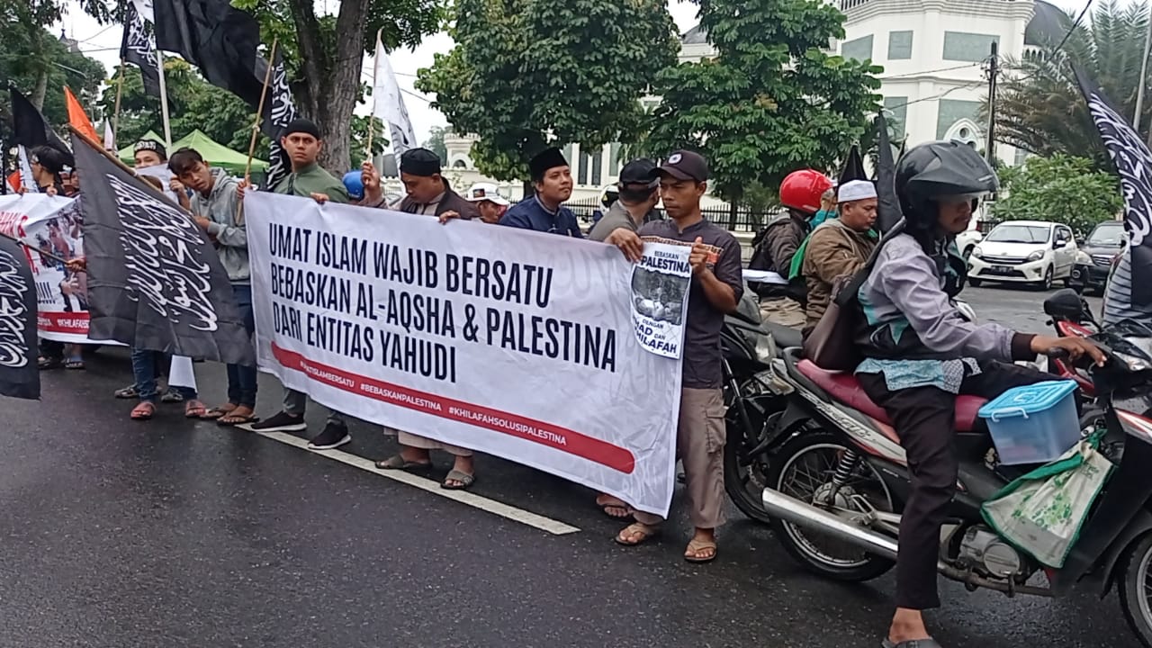 polrestabes-medan-kawal-aksi-demo-massa-bela-palestina-di-konsulat-amerika-serikat