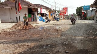 Sering di Lewati Truk Tronton Bertonase Besar Sepanjang Jalan Poros Palas Rusak