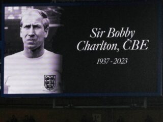 legenda-man-united-dan-sepak-bola-inggris,-bobby-charlton,-tutup-usia