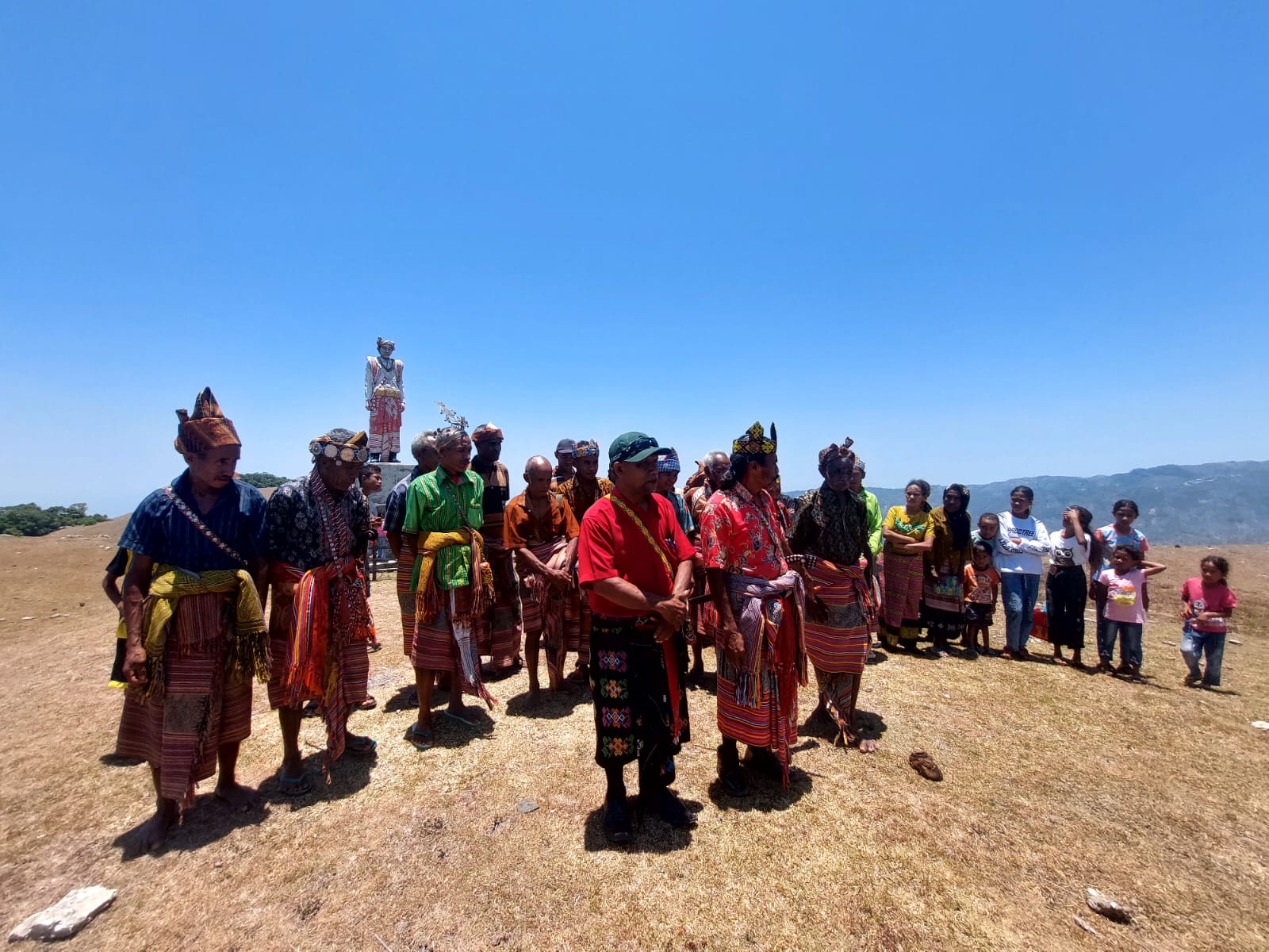 warga-adat-ntt-gelar-ritual-di-patung-jokowi,-tolak-gibran-cawapres