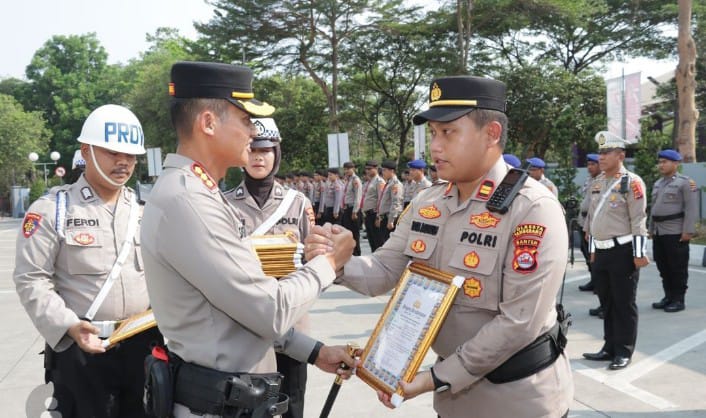 kapolresta-tangerang-beri-penghargaan-kepada-kapolsek-panongan-dan-jajaran