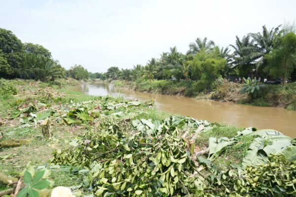 Petugas Gabungan Bersihkan Lereng Sungai Deli Dijalan Ileng Sepanjang 400 Meter