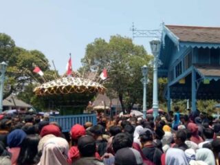 Keraton Surakarta Menggelar Grebeg Maulud