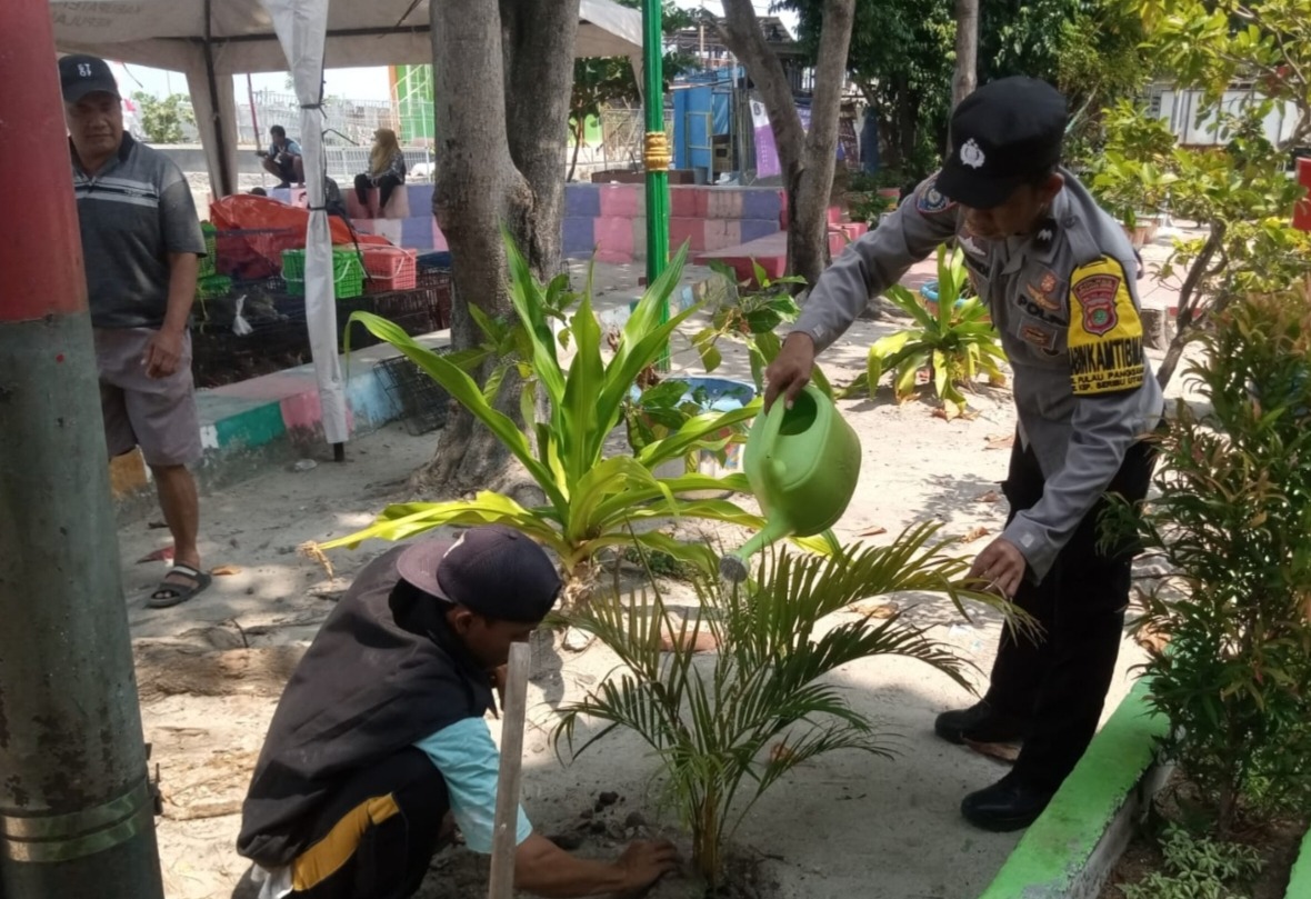 polsek-kepulauan-seribu-utara-dan-warga-bersama-tanam-pohon-demi-bersihkan-udara