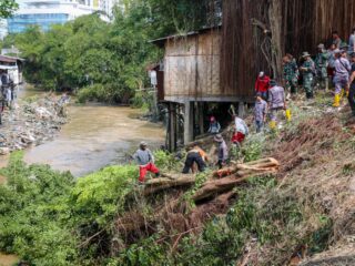 gotong-royong-peduli-deli,-petugas-bersihkan-sungai-di-kawasan-kampung-aur