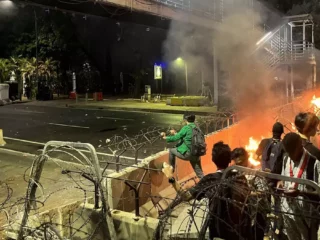 demo-mahasiswa-bem-si-memanas,-bakar-spanduk-di-depan-barikade-polisi