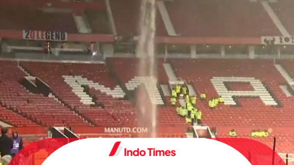 Viral! Atap Bocor di Old Trafford Saat Hujan Deras, Penonton Kebasahan