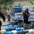 masyarakat-kesulitan-air-bersih-polisi-bagikan-air