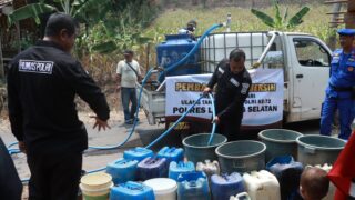 Masyarakat Kesulitan Air Bersih Polisi Bagikan Air