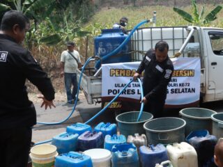 masyarakat-kesulitan-air-bersih-polisi-bagikan-air