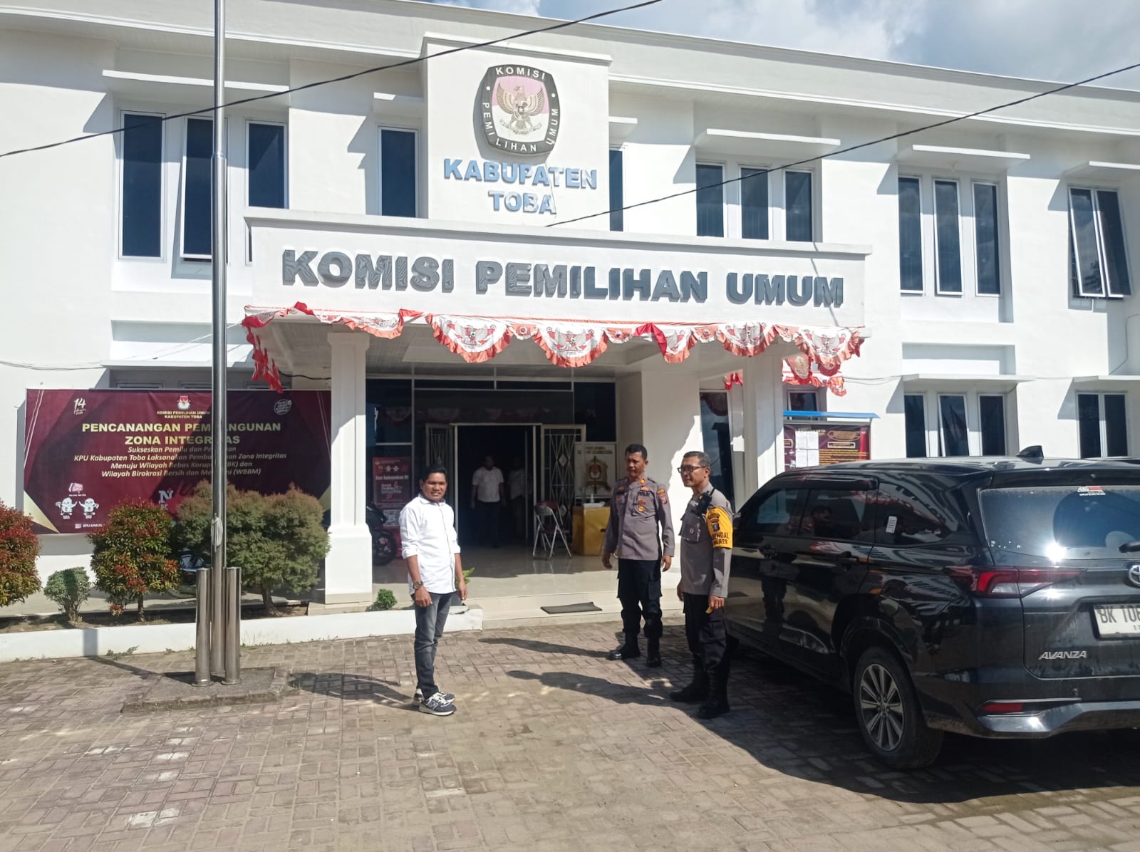 kabag-ops-polres-toba-didampingi-kapolsek-balige-melaksanakan-pengecekan-kantor-kpu-kab.toba