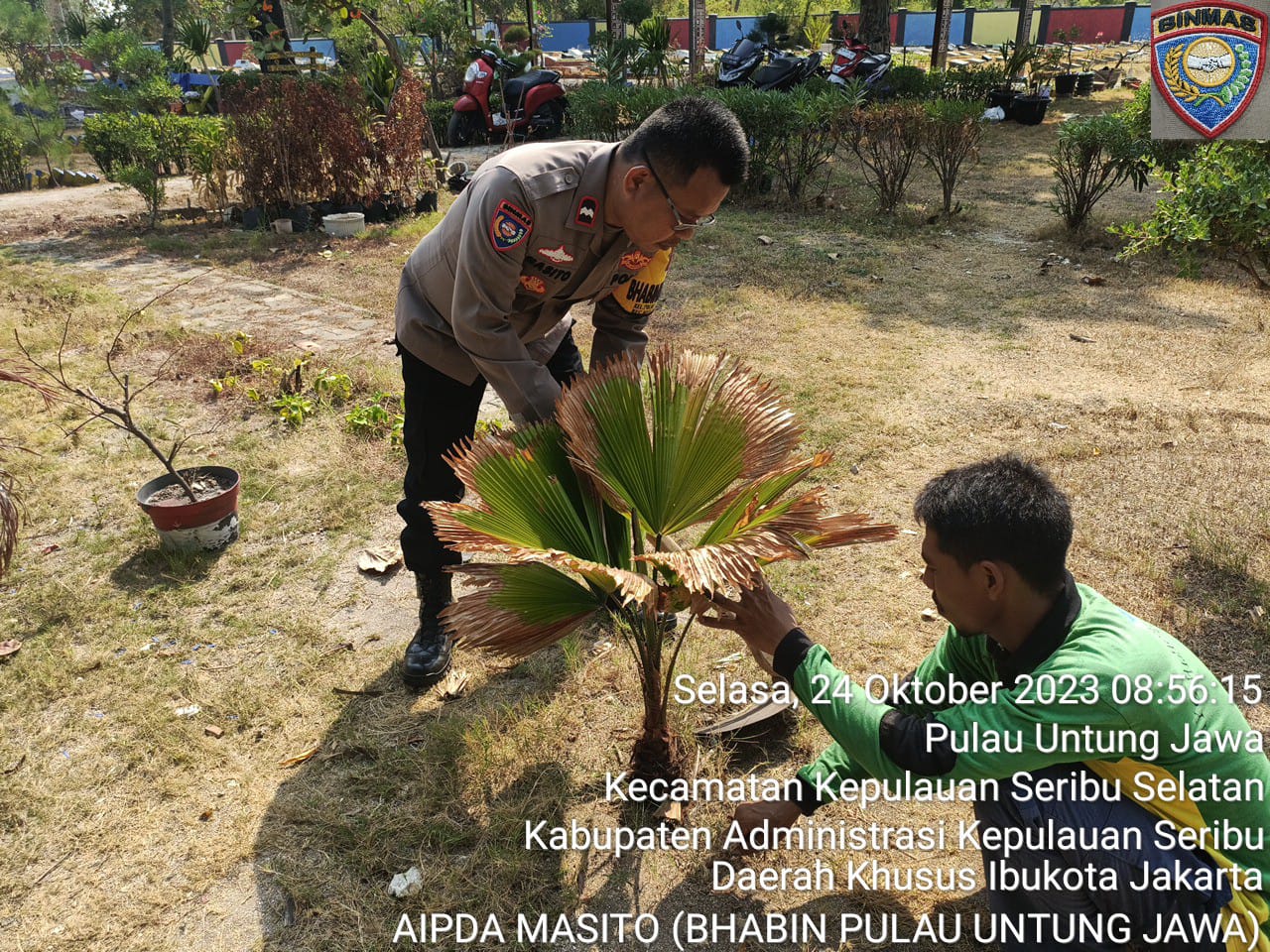 polsek-kepulauan-seribu-selatan,-bersama-warga-tanam-pohon-untuk-kendalikan-polusi-udara