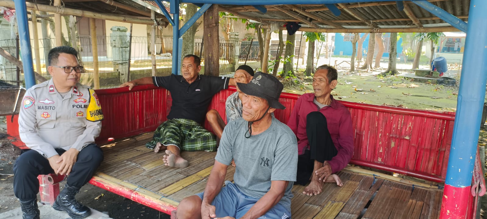 bhabinkamtibmas-pulau-untung-jawa-aipda-masito-ajak-toga,-tomas,-dan-toda-jaga-keamanan-bersama