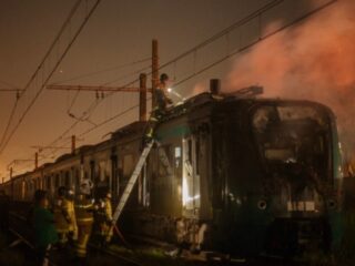 hampir-3-lusin-bus-dibakar-di-rio-de-janeiro