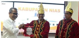 Bupati Nias Sambut Kunker Wamenkeu RI Di Bandara Binaka