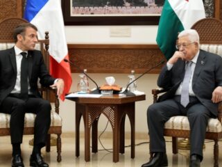 presiden-prancis-bertemu-presiden-palestina-di-ramallah