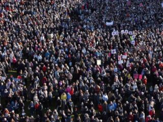 massa-berkumpul-di-ibu-kota-islandia,-dorong kesetaraan-gender