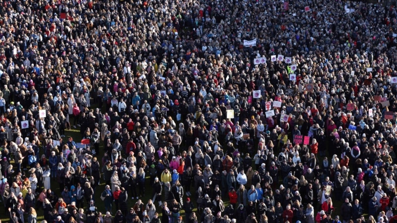 massa-berkumpul-di-ibu-kota-islandia,-dorong kesetaraan-gender