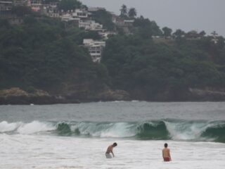 badai-otis-mendarat-di-acapulco,-meksiko