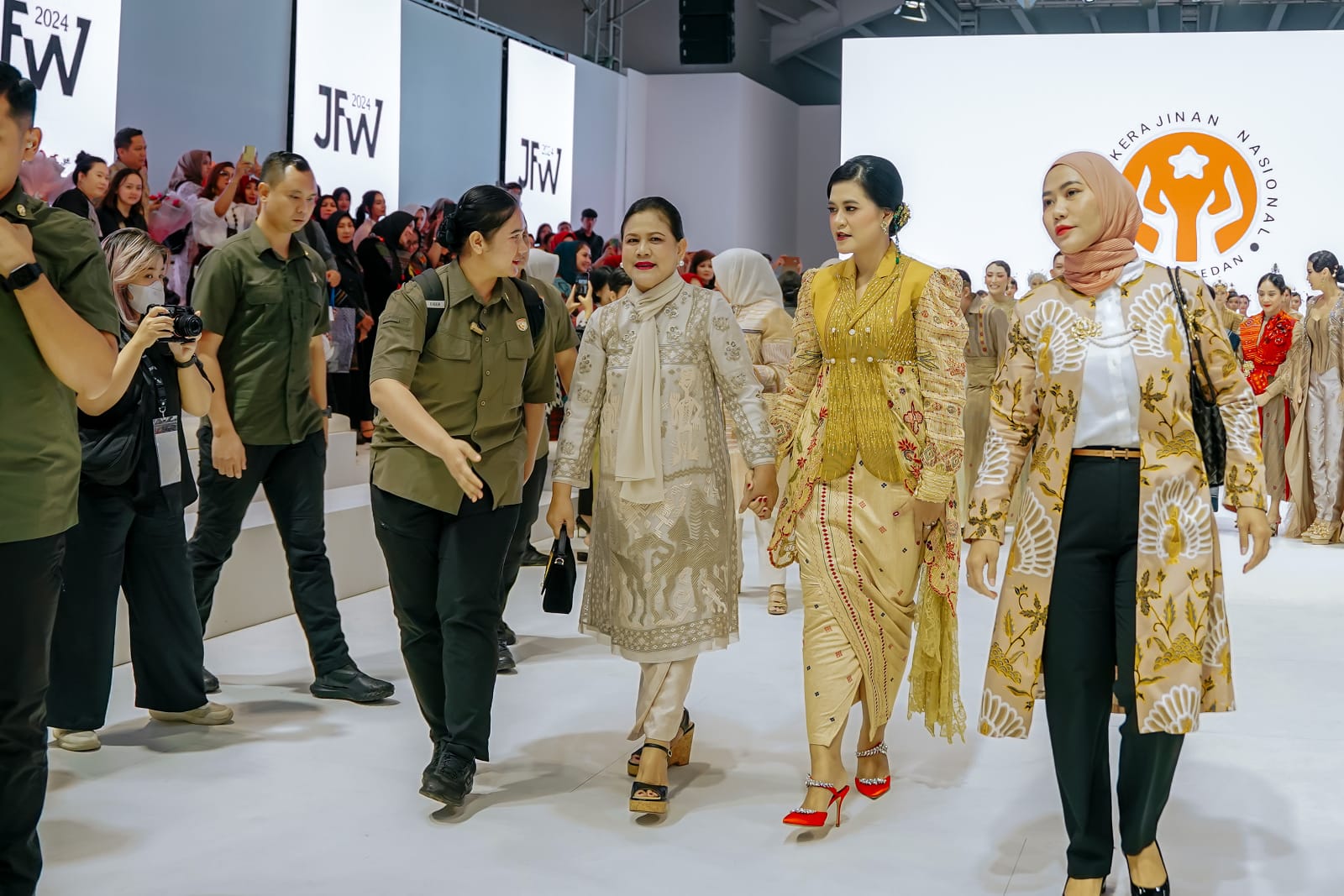 kahiyang-ayu-perkenalkan-wastra-kota-medan-di-jfw-2023