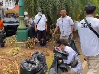 anggota-sayap-gerindra-dan-relawan-prabowo-gibran-bersihkan-sampah-area-kpu-usai-pendaftaran-paslon