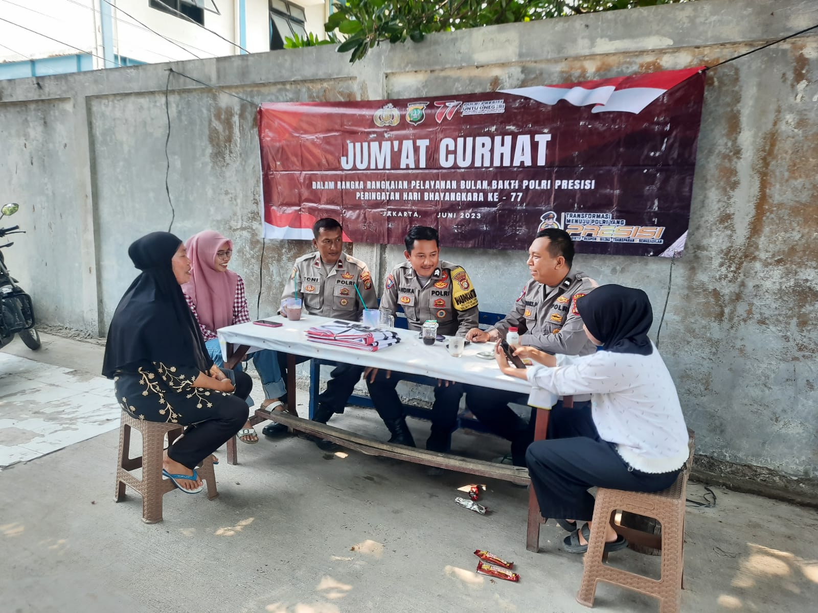 bhabinkamtibmas-pulau-tidung-mendengar-dan-memberikan-solusi-pada-giat-jumat-curhat