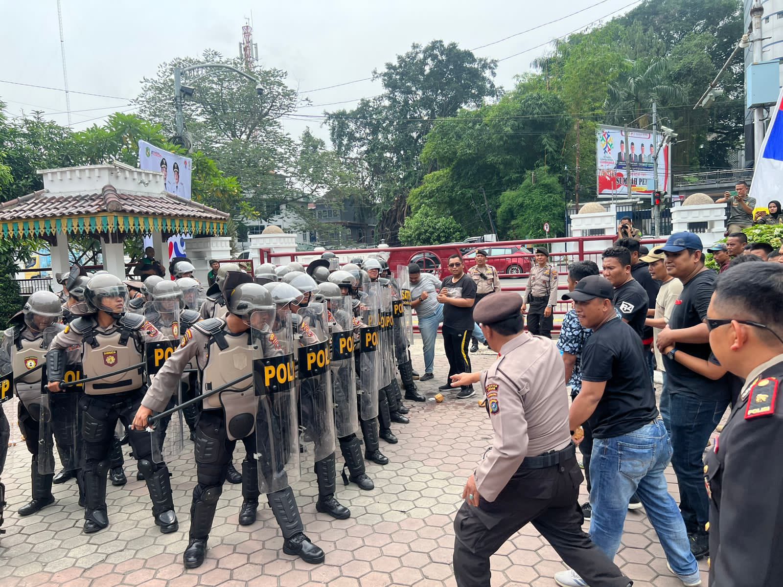 jelang-pemilu-damai-2024,-polrestabes-medan-dan-pemko-medan-latihan-dalmas-bersama