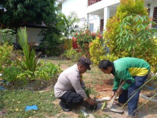 polsek-kepulauan-seribu-utara-dan-warga-tanam-pohon-untuk-reduksi-polusi-udara