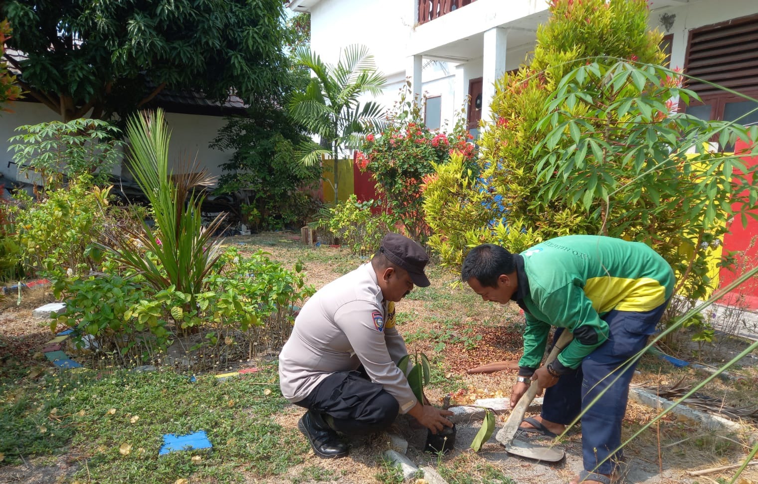 polsek-kepulauan-seribu-utara-dan-warga-tanam-pohon-untuk-reduksi-polusi-udara