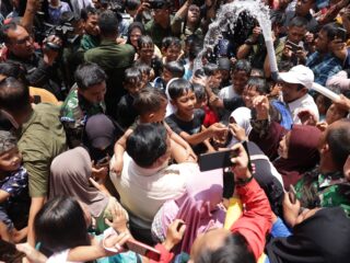 hadir-di-banyumas,-prabowo-resmikan-16-titik-bantuan-air-bersih-di-lima-wilayah-jateng