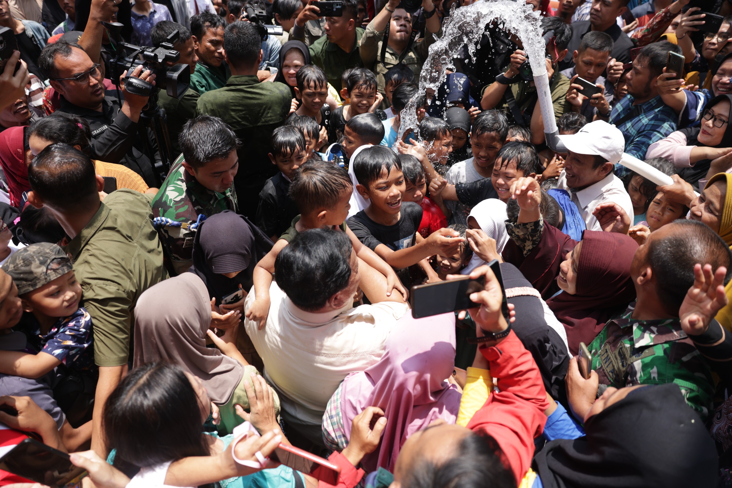 hadir-di-banyumas,-prabowo-resmikan-16-titik-bantuan-air-bersih-di-lima-wilayah-jateng