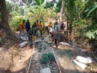 danposramil-cidadap-koramil-0622-11/sagaranten-melaksanakan-kegiatan-kerja-bakti-rabat-beton-jaling
