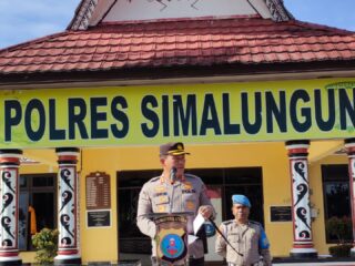 Kapolres Simalungun Pimpin Upacara Kenaikan pangkat, Penyerahan Piagam Penghargaan dan Pelepasan Purna Bhakti Personel Polres Simalungun